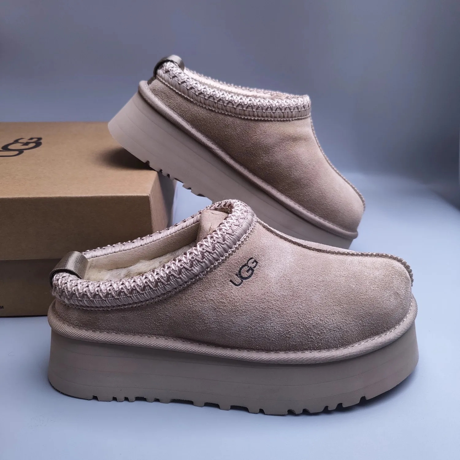 💰440 UGG sheepskin all-in-one snow boots 2553 co-branded national trend style thick-soled one-leg women’s snow boots🐾~ 🍭 A co-branded trendy item launched with well-known designer brands Feng Chen Wang and TELFAR. Zhou Dongyu & Wang Jiaer’s same style Fang Kete boots. The slip-on design makes it easy to put on and take off, and can be used indoors or outdoors. The exotic edging design is eye-catching, and it is definitely worth buying~ 🍭Material: cowhide➕sheep fur Outsole: rubber (light wing technology) 🍭Color: black, maroon, sand, dark green, light gray, chocolate, beige, walnut, brown, dark gray, red 🍭Number of codes: 35-42